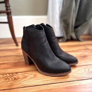 Women’s black heeled Chelsea boots